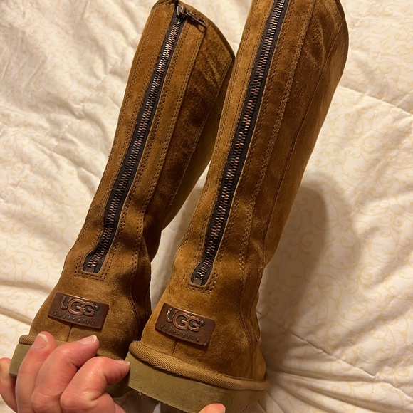 UGGS - Picture 4 of 7